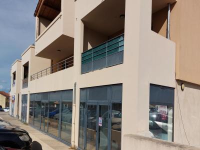 Location Commerce MONTEUX 84170