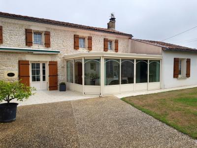 For sale Saint-jean-d'angely A 5 KM DE ST JEAN D'ANGELY 8 rooms 210 m2 Charente maritime (17400) photo 0