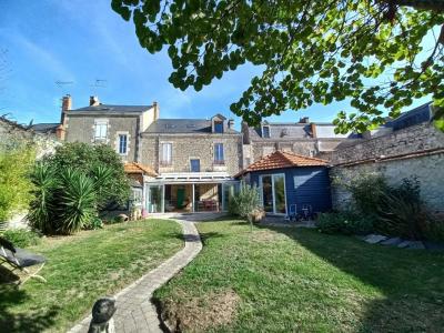 For sale Fontenay-le-comte 10 rooms 300 m2 Vendee (85200) photo 0