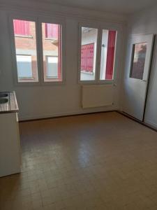 For rent Huriel 3 rooms 86 m2 Allier (03380) photo 2