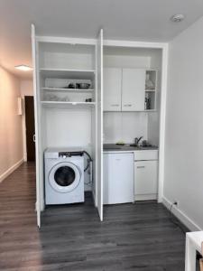 For rent Courbevoie 1 room 22 m2 Hauts de Seine (92400) photo 3