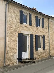 For sale Puyravault 9 rooms 250 m2 Charente maritime (17700) photo 2