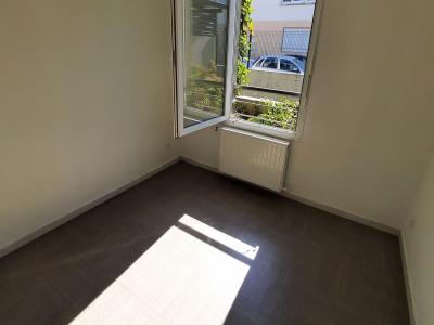 For sale Bron 3 rooms 70 m2 Rhone (69500) photo 2