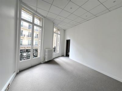 For rent Paris-9eme-arrondissement 129 m2 Paris (75009) photo 2