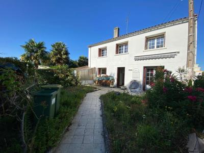 For sale Saint-romain-de-benet 5 rooms 92 m2 Charente maritime (17600) photo 1