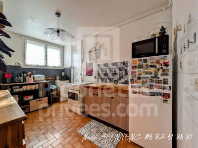 For sale Grenoble 4 rooms 72 m2 Isere (38100) photo 2