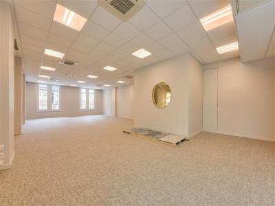 For rent Paris-17eme-arrondissement 390 m2 Paris (75017) photo 1