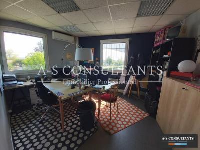 For rent Toussieu 967 m2 Rhone (69780) photo 3