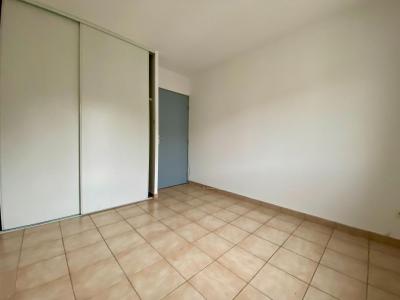 For rent Villeneuve-les-avignon 3 rooms 51 m2 Gard (30400) photo 4