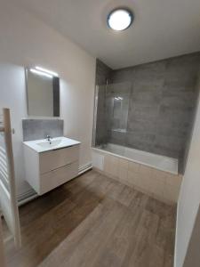 For rent Rueil-malmaison 2 rooms 52 m2 Hauts de Seine (92500) photo 4