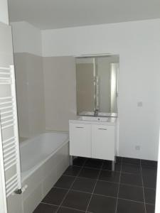 For rent Trevoux 3 rooms 72 m2 Ain (01600) photo 2