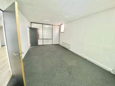 For rent Courbevoie 471 m2 Hauts de Seine (92400) photo 3