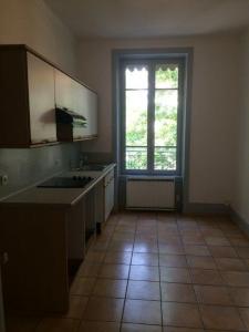 For rent Lyon-2eme-arrondissement 3 rooms 71 m2 Rhone (69002) photo 2