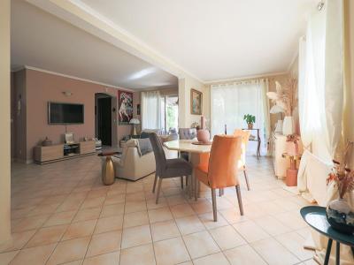 For sale Pezenas 5 rooms 130 m2 Herault (34120) photo 2