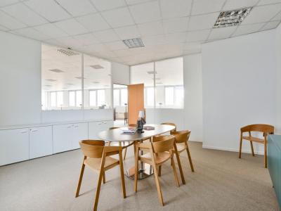 For rent Paris-18eme-arrondissement 568 m2 Paris (75018) photo 3