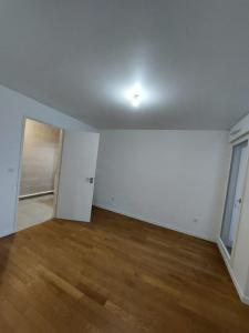 For rent Rueil-malmaison 2 rooms 48 m2 Hauts de Seine (92500) photo 2