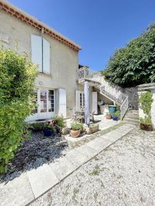 For sale Saint-saturnin-les-avignon 8 rooms 193 m2 Vaucluse (84450) photo 2