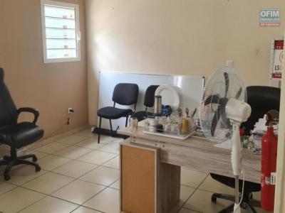 Louer Bureau 77 m2 Tampon