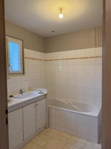 For rent Lugon-et-l'ile-du-carnay 4 rooms 73 m2 Gironde (33240) photo 2