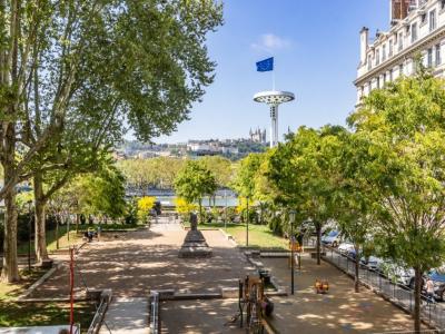 For sale Lyon-7eme-arrondissement 6 rooms 197 m2 Rhone (69007) photo 2