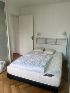 For sale 3 rooms 51 m2 Paris (75015) photo 2