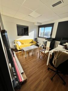 For sale ZONE ATHELIA  549, AVENUE 100 m2 Bouches du Rhone (13600) photo 2