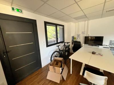 For sale ZONE ATHELIA  549, AVENUE 100 m2 Bouches du Rhone (13600) photo 3