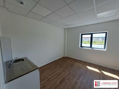 Louer Commerce 640 m2 Bedee