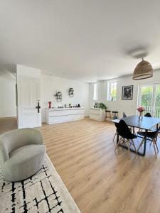 For sale Champagne-au-mont-d'or 5 rooms 185 m2 Rhone (69410) photo 3