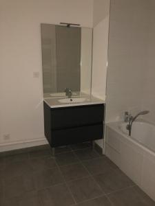 For rent Lyon-8eme-arrondissement 3 rooms 63 m2 Rhone (69008) photo 2