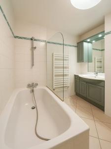 For sale 3 rooms 65 m2 Paris (75015) photo 3