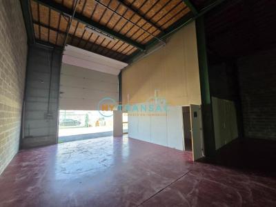 Louer Commerce 240 m2 Courtry