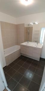 For rent Bezons 3 rooms 54 m2 Val d'Oise (95870) photo 2