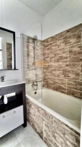 For sale Nimes 1 room 23 m2 Gard (30000) photo 3