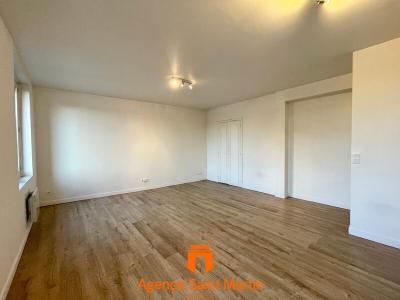 Louer Appartement 56 m2 Ancone