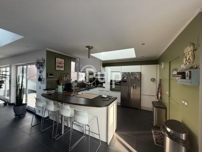 For sale Lille 7 rooms 194 m2 Nord (59800) photo 2