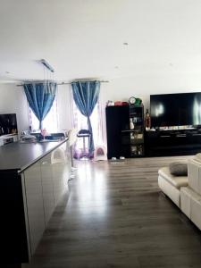 For sale Port-de-bouc 4 rooms 88 m2 Bouches du Rhone (13110) photo 2