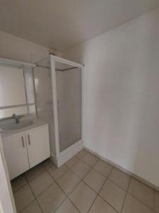 For rent Bordeaux 2 rooms 41 m2 Gironde (33300) photo 2