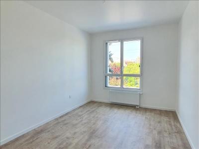 Louer Appartement Riche 877 euros