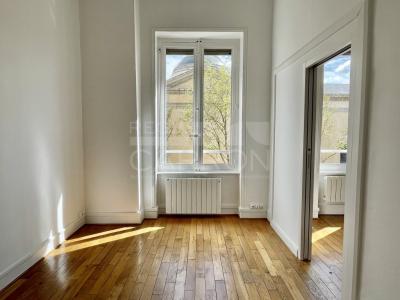 Louer Appartement Lyon-6eme-arrondissement 945 euros