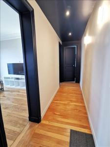 For rent Courbevoie 2 rooms 45 m2 Hauts de Seine (92400) photo 4