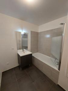 For rent Issy-les-moulineaux 4 rooms 93 m2 Hauts de Seine (92130) photo 4