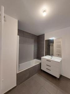 For rent Rueil-malmaison 3 rooms 66 m2 Hauts de Seine (92500) photo 4