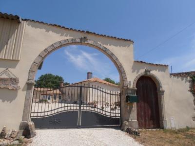 For sale Sauze-vaussais 14 rooms 405 m2 Deux sevres (79190) photo 1
