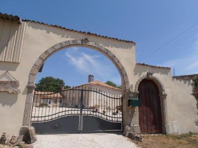 For sale 14 rooms 405 m2 Deux sevres (79190) photo 1