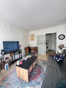 For sale Paris-10eme-arrondissement 2 rooms 41 m2 Paris (75010) photo 2