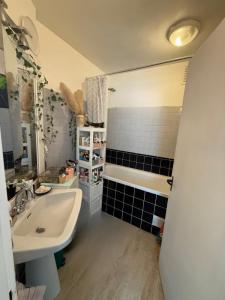For sale Paris-10eme-arrondissement 2 rooms 41 m2 Paris (75010) photo 4