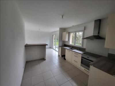 Louer Maison Fontaine-le-comte 880 euros