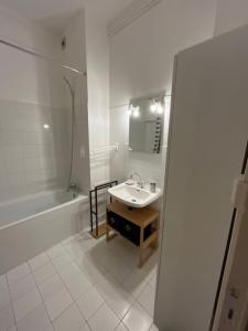 For rent Lyon-3eme-arrondissement 2 rooms 66 m2 Rhone (69003) photo 4