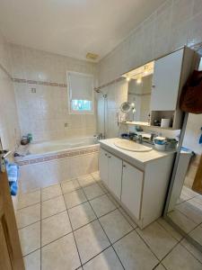 For sale Eguille 5 rooms 123 m2 Charente maritime (17600) photo 4